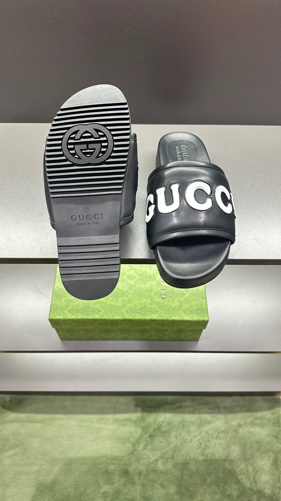 [G Family Couple Style] P: 320💰Female size 36~40 Men's size 39~45, (46. Custom-made GG slippers for men and women. This slipper is made of GG polyester fiber and is decorated with a Gucci label on the front, which adds a striking logo feel to the style. Beige GG recycled polyester fiber, same size for men and women, leather trim